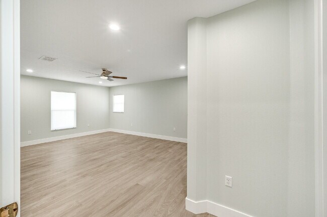 Building Photo - 4 bedroom, 2 bathroom Beachside, Pool Home!