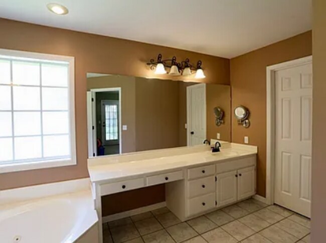 Building Photo - 3 Bed/2 Bath