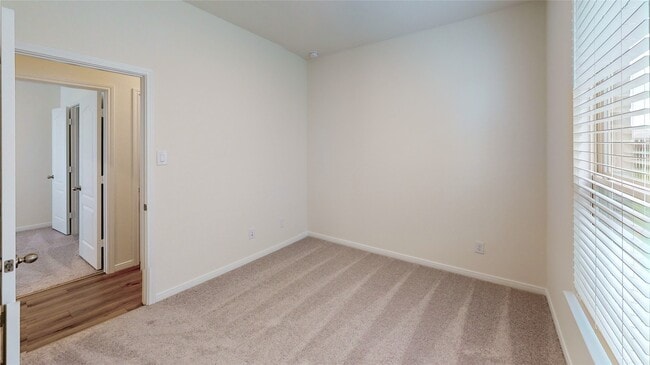 Building Photo - 4809 Sun Fls Dr