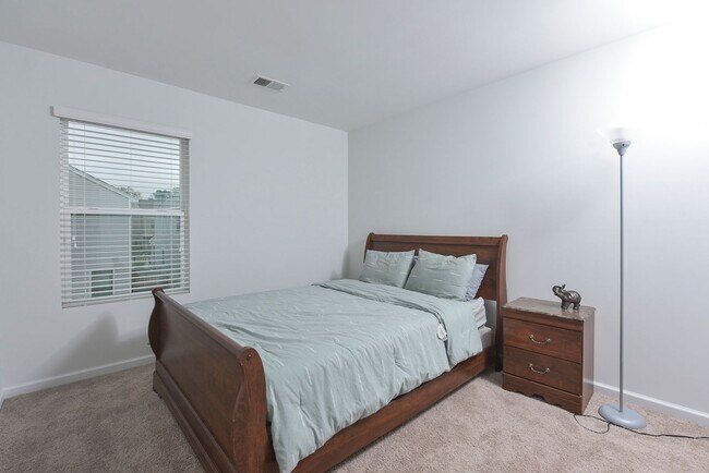 Building Photo - Modern Comfort in a Quiet Cul-de-Sac – 3 B...