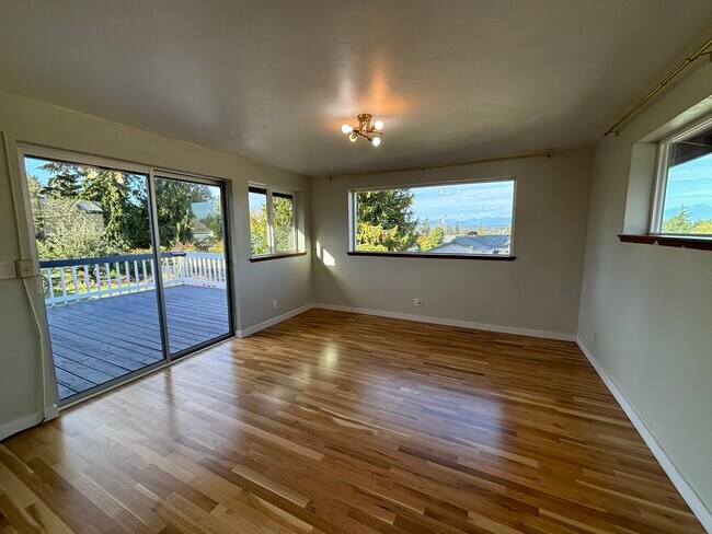 Building Photo - 3257 Halverson Ave