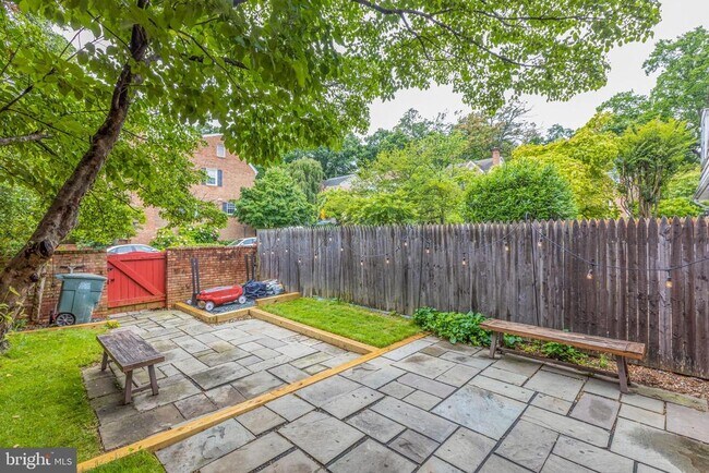 Building Photo - 6813 Market Square Dr