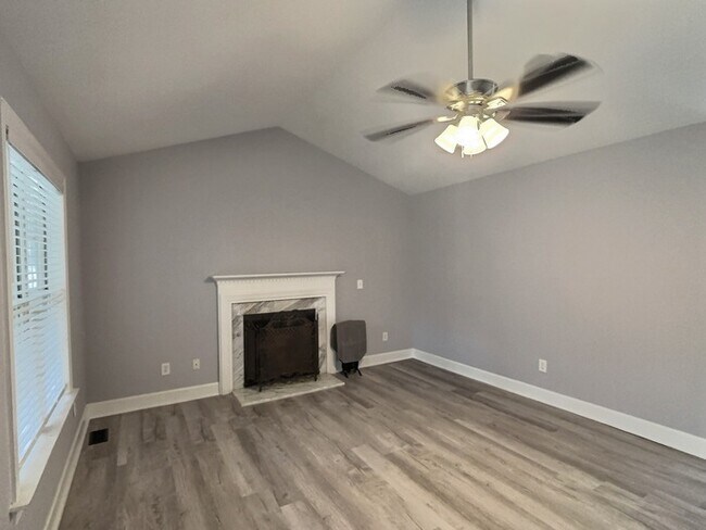 Building Photo - 20 Hollyfield Ln