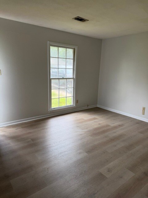 Building Photo - 513 Thunderbird Dr