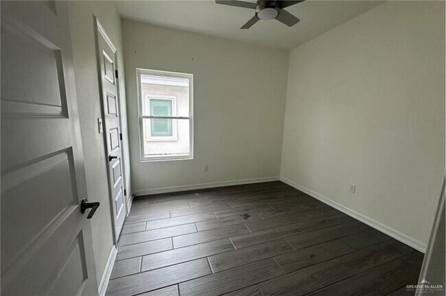 Building Photo - 18 N Onyx Ave