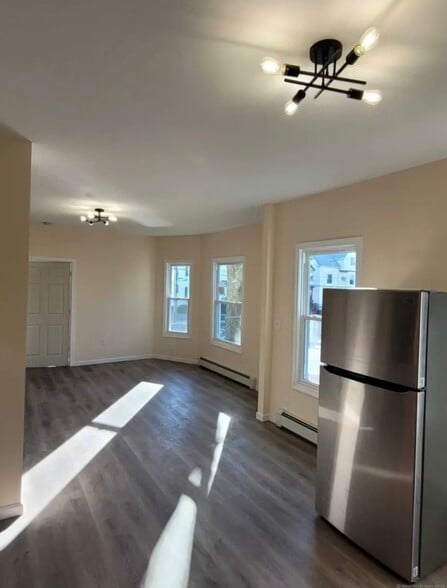 Building Photo - 50 1/2 Annawan St