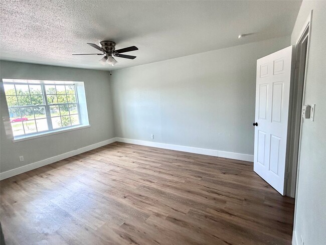 Building Photo - 11550 Chimney Rock Rd