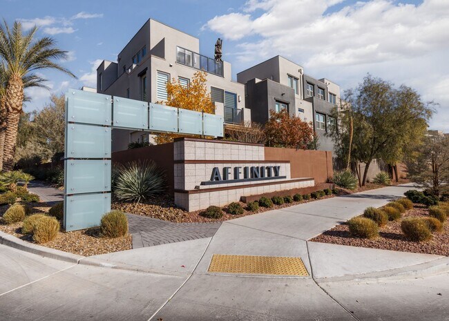 Building Photo - Luxury Summerlin townhome in resort style gated community