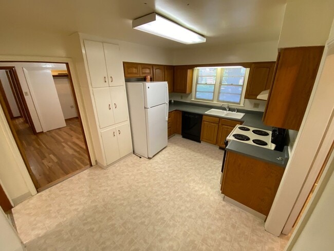 Building Photo - Crestview Three Bedroom House with Garage