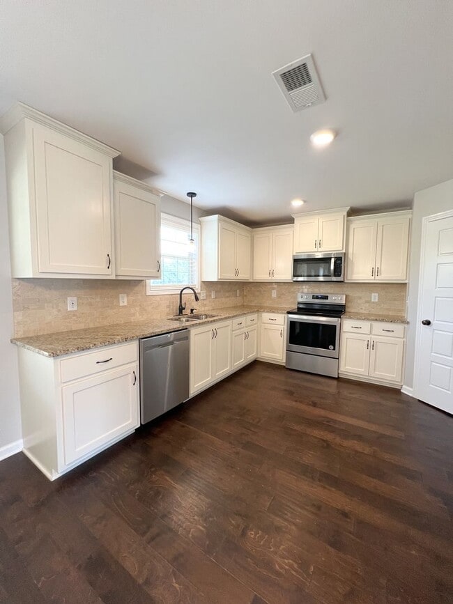 Building Photo - Must See-Stunning 5-Bedroom Home in 37043!!