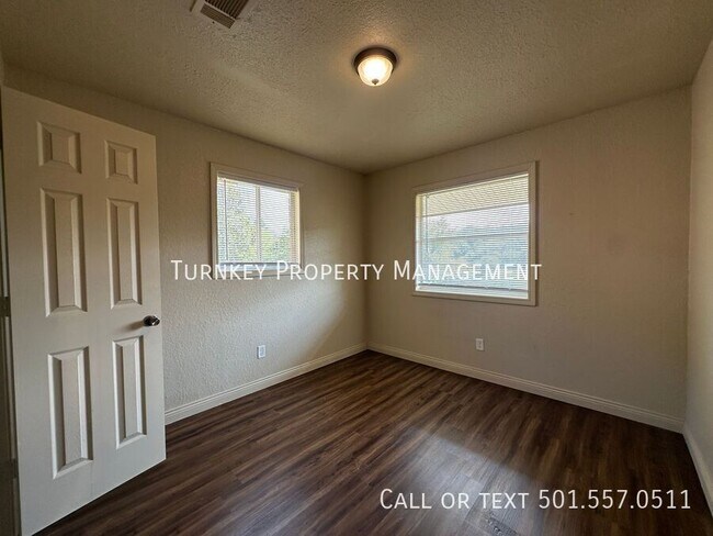 Building Photo - 5005 N Walnut Rd