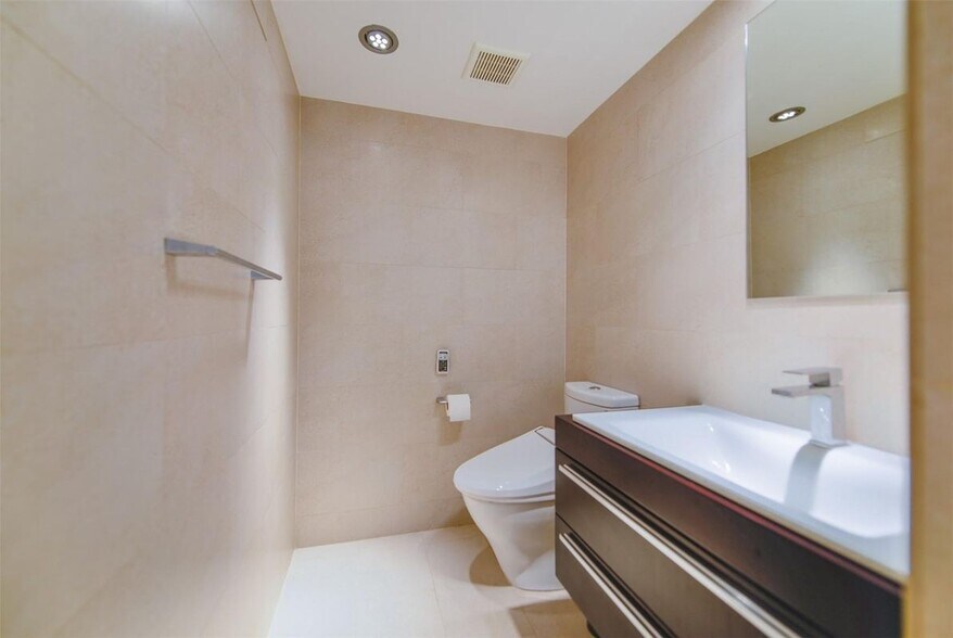 Building Photo - 3625 N Country Club Dr