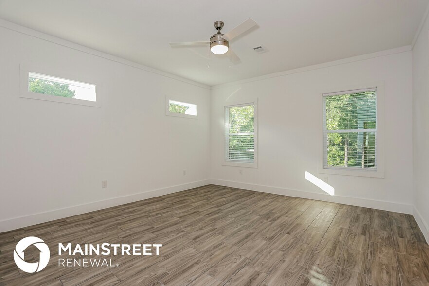 Building Photo - 4330 Fernwood Ave