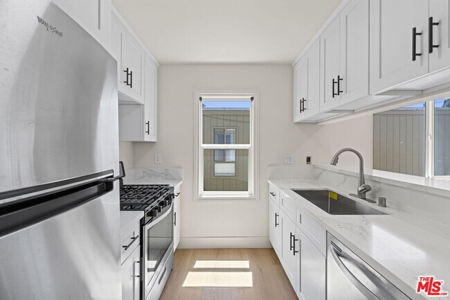 Building Photo - 635 Westmount Dr
