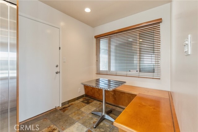 Building Photo - 828 Stevely Ave