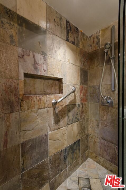 Building Photo - 1131 Alta Loma Rd