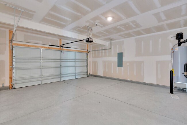 Building Photo - Beautiful 4BR 2.5BA Home w/ Full Appliance Kitchen • Garage Parking •