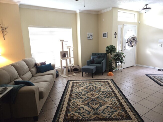 Building Photo - Spacious 3/2 townhome in great location