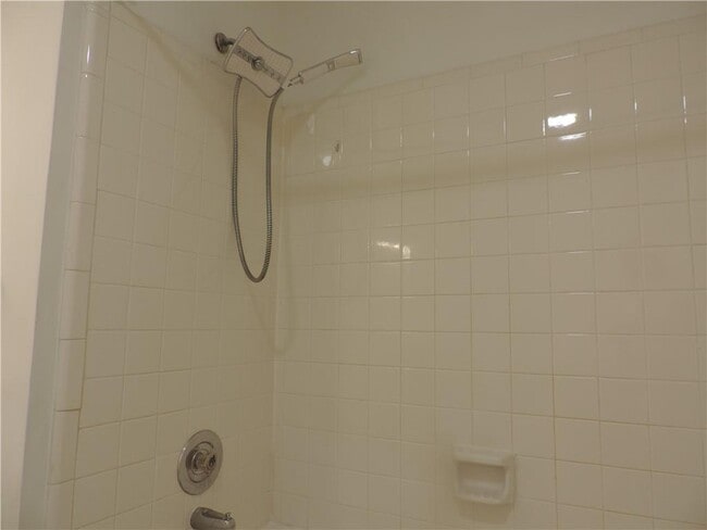 Building Photo - 68 Springhedge Ct St