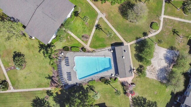 Building Photo - 1ST MONTH RENT FREE 2 Bed 1 Bath 2nd Floor Unit With Balcony In Desirable Area Winter Park Sectio...