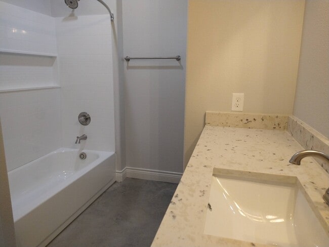 Building Photo - 1000 Wooded Hollow Ct