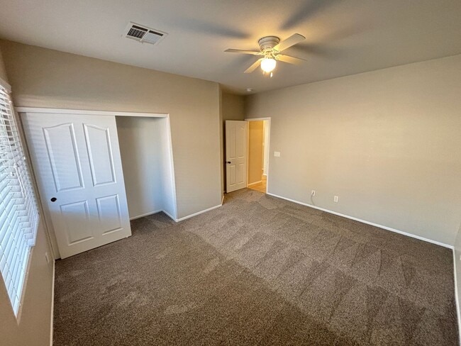 Building Photo - Gorgeous 6Bed/5Bath/4Car, 2-Story Home located in the Mountains Edge