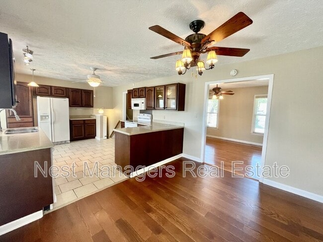 Building Photo - 127 Kristin Ave