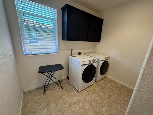 Building Photo - 3 Bedroom | 2.5 Bathroom | Sun Dance Lake ...