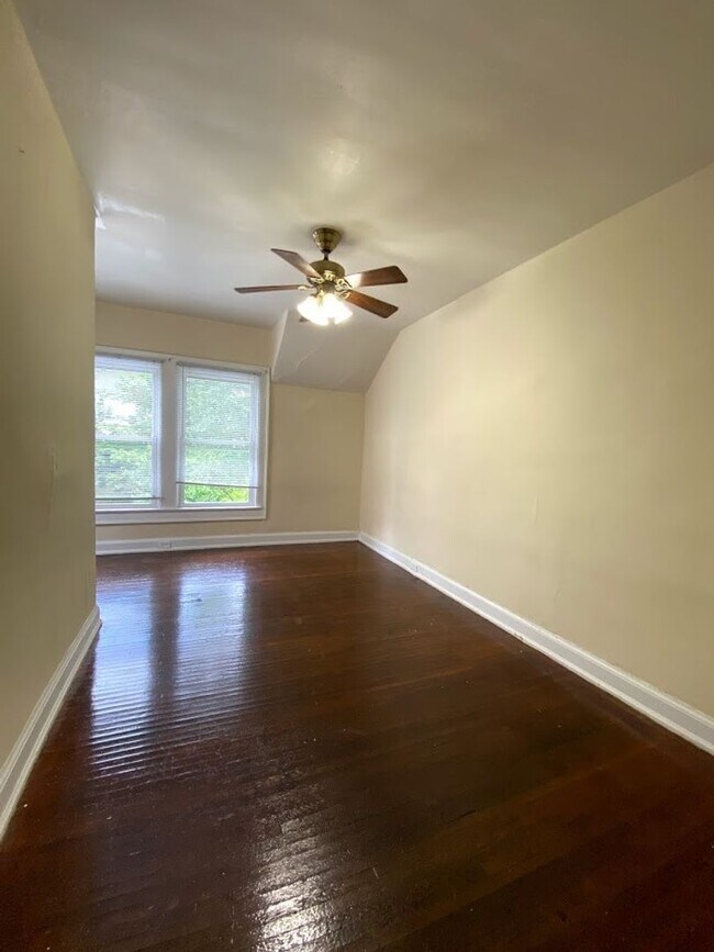 Building Photo - *2027* 4 Bed House!! Great Spot!!