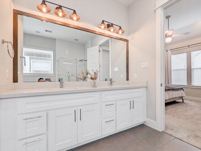 Building Photo - 1114 W 15th 1/2 St