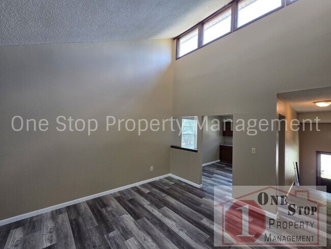 Building Photo - Gorgeous 2 Bedroom, 1.5 Bath in Independence!