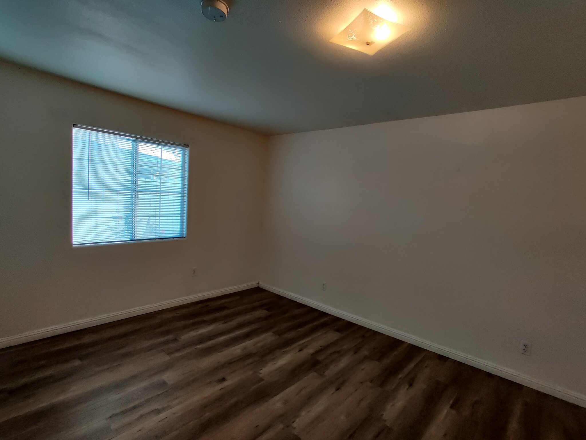 Room#2 - 337 E Ash Ave