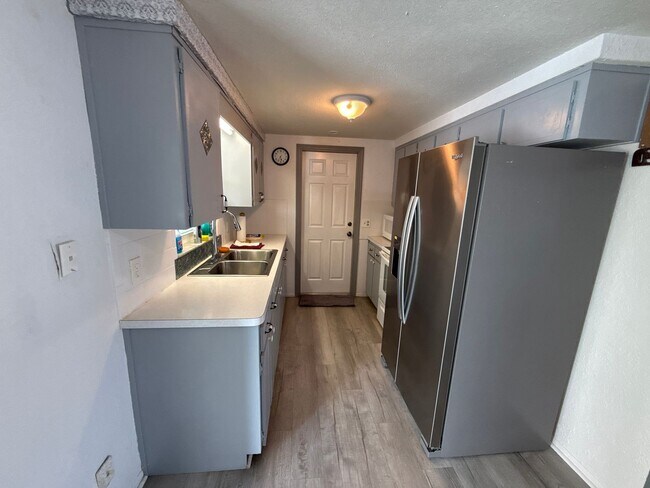 Building Photo - Beautiful 2 bedroom home with fenced in backyard