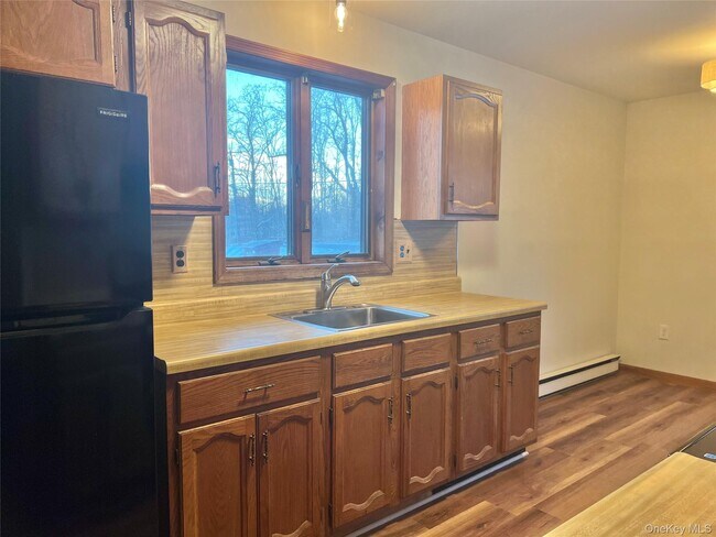 Building Photo - 188 River Rd