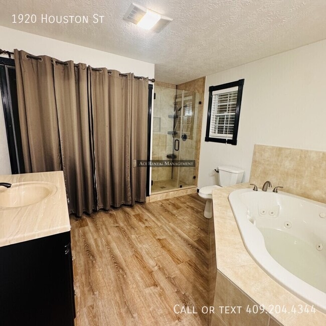 Building Photo - 1920 Houston St