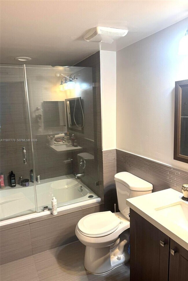 Building Photo - 1155 Brickell Bay Dr