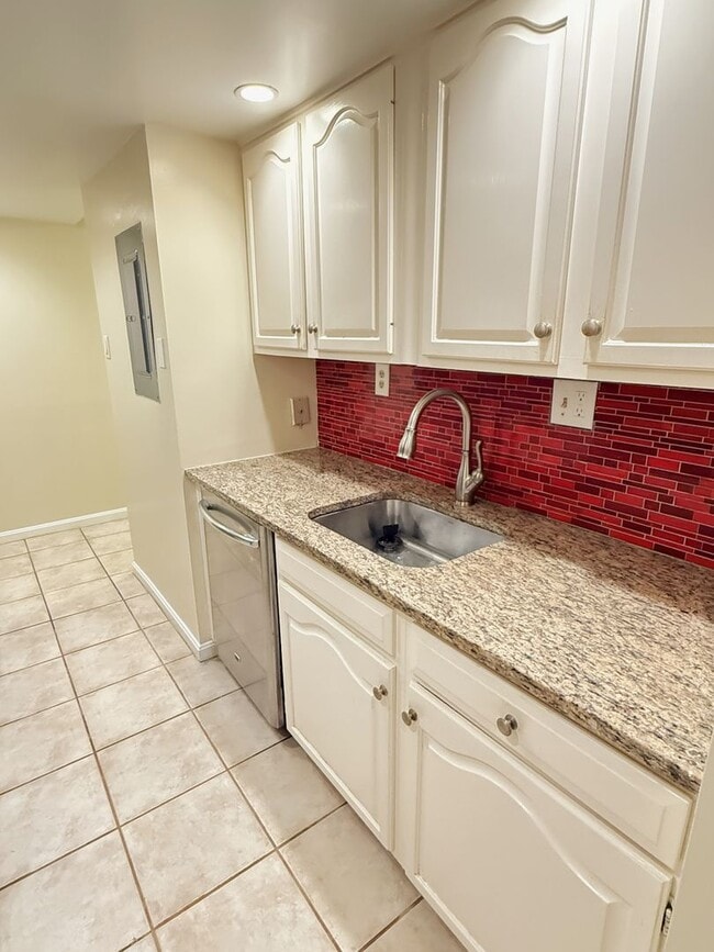 Building Photo - 2 Level, 2 Bedroom Hidden Gem in Dupont!