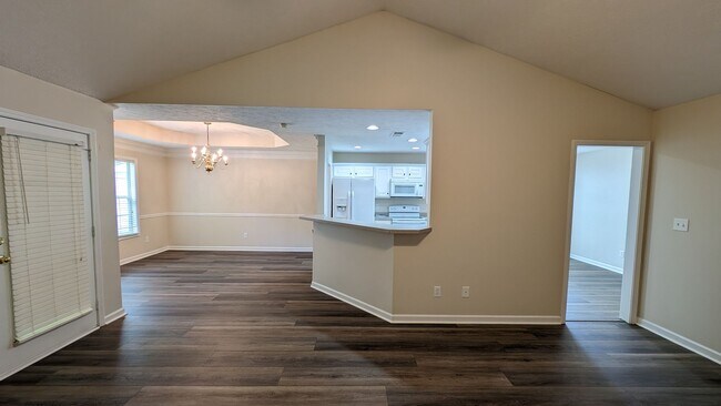 Building Photo - 105 Foxdale Dr