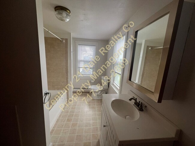 Building Photo - 4 BR Home in Red Lion School District