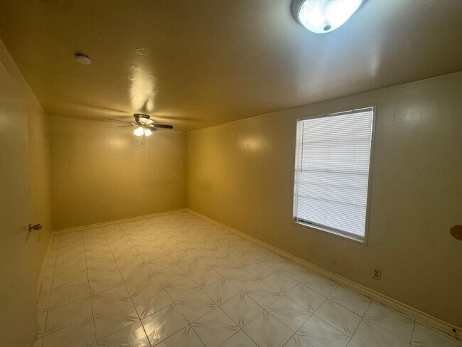 Building Photo - 302 Huisache Dr