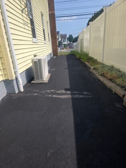 Building Photo - 63 Oak St