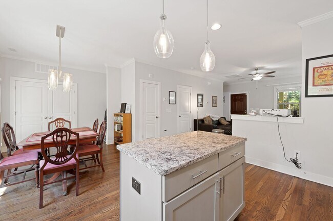 Building Photo - Delightful 3 bed, 2.5 Bath in the Heart of...