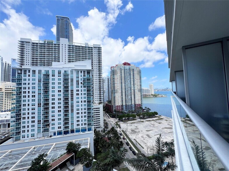 Building Photo - 1300 Brickell Bay Dr