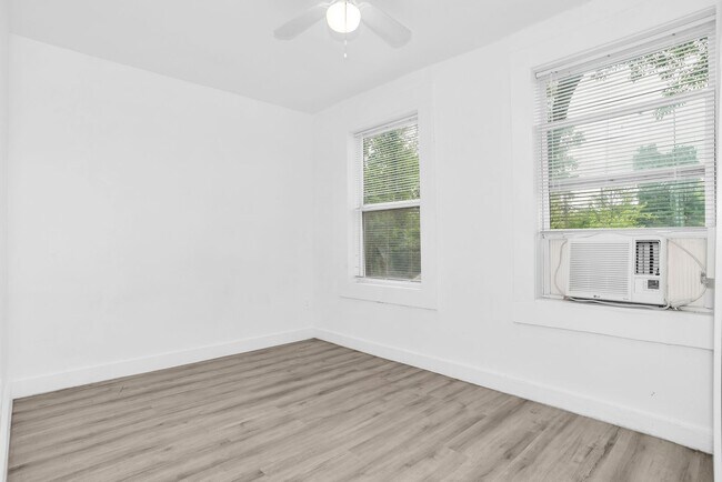 Building Photo - 2737 Stuart Dr