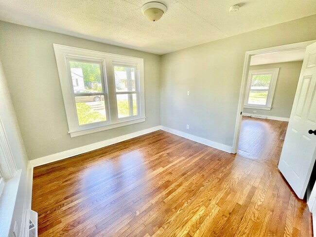 Building Photo - Freshly renovated 3 Bed 1 Bath Home Near UNCG!