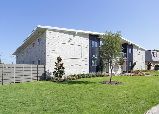 Building Photo - 5005 San Jacinto St