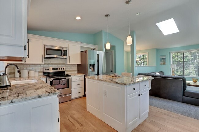 Building Photo - Just like New Home in Steilacoom
