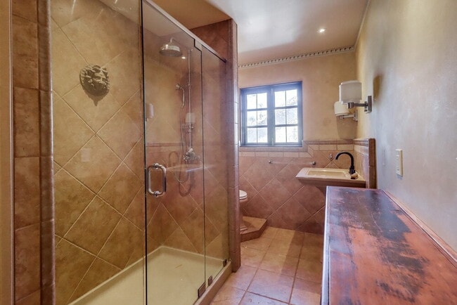 Building Photo - ROOM FOR RENT in beautiful Point Loma cust...