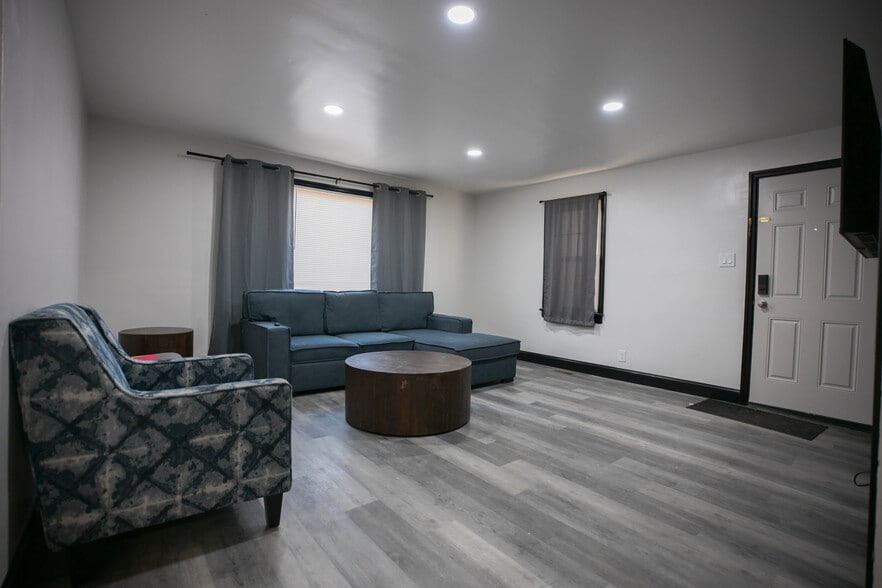 Building Photo - 111 E Garwood Ave