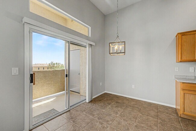 Building Photo - 2 BEDROOM CONDO WITH MOUNTAIN VIEWS!